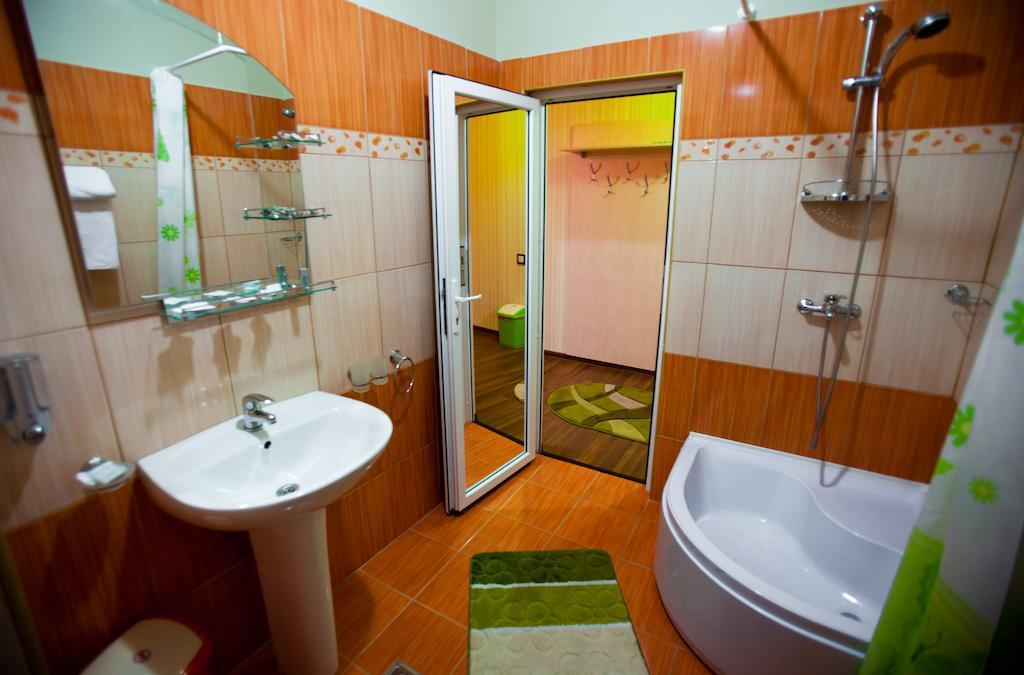 Hotel La Gil Bucharest Room photo