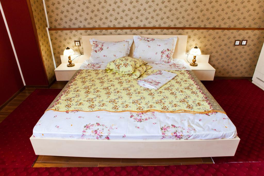 Hotel La Gil Bucharest Room photo