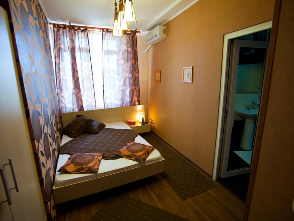 Hotel La Gil Bucharest Room photo