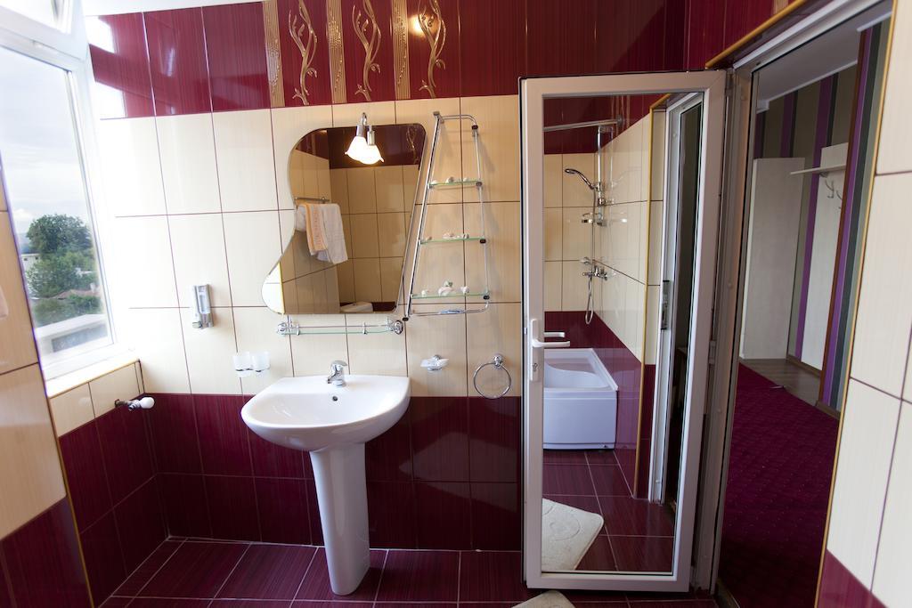 Hotel La Gil Bucharest Room photo